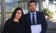 El defensor Alex Duran de Calama junto a quien fue absuelta en dos juicios por delito de contrabando