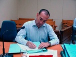 El defensor p&uacute;blico Alvaro Gaz&oacute;n y el jefe regional (S) de Estudios, Ignacio Barrientos, interpusieron el amparo ante la Corte de Apelaciones.