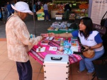 Facilitadora Intercultural In&eacute;s Flores, entregando informaci&oacute;n sobre defensa de extranjero y migrante en feria ASOAGRO