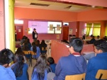 Los estudiantes del Liceo de Pica aparecen muy concentrados en la charla de la Defensor&iacute;a Penal P&uacute;blica.