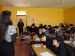 La trabajadora social Mar&iacute;a Paz Sandoval y el defensor penal juvenil Eugenio S&aacute;ez fueron los profesionales encargados de la charla 