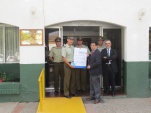 El &acute;Comisario de la Cuata Comisar&iacute;a de Rengo, Capit&aacute;n Bernardo Leiva, recibe afiche sobre derechos del imputado.