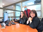 Viviana Arteaga (enlace) y M&oacute;nica Guazzini (agente telef&oacute;nica), junto a Luis Rodr&iacute;guez, director administrativo de la Defensor&iacute;a Regional del Biob&iacute;o.