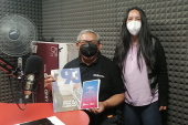 La facilitadora entreg&oacute; al periodista Juan Antip&aacute;n la &uacute;ltima edici&oacute;n de la Revista 93 adem&aacute;s del texto &acute;Dilo en mapuzungun&acute;.
