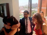 El defensor p&uacute;blico Mario Araya (al centro), al conocer que su representado recuper&oacute; su libertad junto a amigos y familiares del profesor.