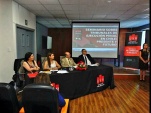En la mesa de los expositores,  Carlos Henr&iacute;quez, abogado de la Unidad de Estudios, al centro.