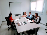 Equipo directivo junto a especialista de &aacute;rea de salud transg&eacute;nero.