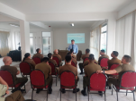 El Defensor Regional exponiendo en capacitaci&oacute;n a Carabineros de Chile.