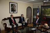 El Defensor Regional, Ra&uacute;l Palma y el Jefe de Estudios saludan al nuevo Intendente de Atacama, Miguel Vargas. 