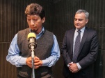 Flanqueado por el Defensor Nacional, el facilitador intercultural Horacio Cheuquelaf grab&oacute; c&aacute;psulas radiales de difusi&oacute;n en mapudung&uuml;n. 