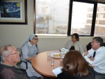 Los representantes de la Pastoral del Inmigrante de Iquique (a la izquierda) acudieron a la reuni&oacute;n convocada por el Defensor Regional de Tarapac&aacute; (a 