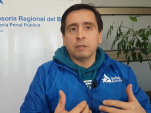 El defensor Felipe Mart&iacute;nez dando a conocer los principales aspectos de la defensa penal juvenil en una c&aacute;psula informativa 