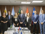 El Defensor Nacional (segundo de derecha a izquierda), junto a directivos de otras defensor&iacute;as p&uacute;blicas de la regi&oacute;n.