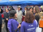 El Defensor Regional de Valpara&iacute;so,  Claudio P&eacute;rez, con la Seremi de Justicia, Paz Anastasiadis, en un recorrido por los stands.