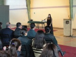 La defensora Paulina Delgado Cant&oacute; ante las internas de la Secci&oacute;n Femenina de Osorno. 
