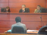 Aunque el defensor p&uacute;blico Humberto Alarc&oacute;n (de espaldas) esperaba un monto mayor, se mostr&oacute; satisfecho con la decisi&oacute;n del tribunal.