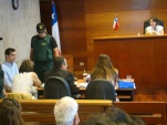 Durante la audiencia de ayer, los imputados (izquierda) aparecen junto a Mario Palma y Carolina Alliende, sus defensores p&uacute;blicos.