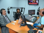El Defensor Regional de Tarapac&aacute; Marco Montero y la Facilitadora Intercultural Andrea Mamani dialogan con el locutor Rigoberto Cataldo.