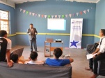 El defensor penal juvenil y el profesional del UAGD dialogaron con adolescentes durante la charla.