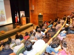 Vecinos de Alto Hospicio escuchan la exposici&oacute;n del Defensor regional de Tarapac&aacute;.