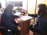 Marcia Pe&ntilde;a (a la derecha) entrega d&iacute;pticos en la Unidad de Extranjer&iacute;a de la Intendencia. 