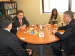 Los personeros del Consulado de Colombia y de la Defensor&iacute;a Regional de Tarapac&aacute;, en plena reuni&oacute;n.