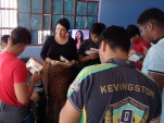 La defensora juvenil Natalia Andrade conversa con los adolescentes del Centro de R&eacute;gimen Cerrado de Iquique.