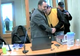 Defensor p&uacute;blico de Porvenir, Paulo Gonzalez, se abraza con su representado. (Fotograf&iacute;a gentileza periodista Edmundo Rosinelli)