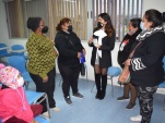Las dirigentas de migrantes de Alto Hospicio departen con la defensora Marcela Tapia.