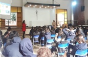 -	Patricia Cisternas y Carla Saavedra explicaron a estudiantes de los colegios Juan Bautista Pastene de Pe&ntilde;alol&eacute;n y Luis Campino de Providencia acerca