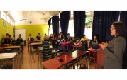 La defensora penal juvenil Mar&iacute;a Fernanda Aguilera exponiendo ante estudiantes del Liceo Municipal de Macul
