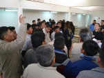 Un interno formula su consulta en medio del intercambio de preguntas y respuestas en el Complejo Penitenciario de Alto Hospicio. 