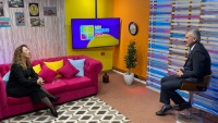 El defensor regional, Ra&uacute;l Palma conversa con la conductora del matinal, Jhovana Correa. 