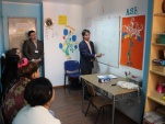 El defnsor penal p&uacute;blico Luis Gonz&aacute;lez explic&oacute; a las j&oacute;venes las etapas del proceso penal