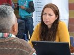 La defensora penal p&uacute;blica Mariana Galaz, atendiendo imputados en una reciente plaza de Justicia.