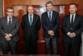 En la imagen del seminario del a&ntilde;o pasado, Fernando Alliende; Alberto Balbont&iacute;n, Decano; Andr&eacute;s Mahnke, Defensor Nacional, y Claudio P&eacute;rez, Defensor R