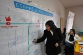  La facilitadora Intercultural In&eacute;s Flores explic&oacute; el proceso penal en idioma aymara.