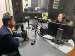 A la izquierda el abogado y defensor local de Mejillones, Marcello Robles Huenchuqu&eacute;n durante su visita a los estudios de radio La Rinconada 94.3FM