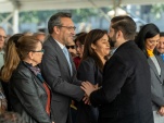 El Defensor Nacional recibi&oacute; el saludo del presidente Gabriel Boric al llegar a la ceremonia.