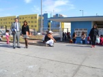 El Defensor Regional de Tarapac&aacute;, Marco Montero, y la Facilitadora Intercultural, Andrea Mamani, a la salida de una de las visitas a los internos del 