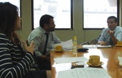 El jefe nacional de extranjeria junto a los directivos de la Defensoria Regional 