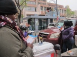 En la plaza c&iacute;vica, haitianos leen el d&iacute;ptico sobre defensa de extranjeros.