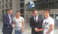 Richard Escudero y Steven Garc&iacute;a celebran con el coordinador del Proyecto Inocentes Humberto S&aacute;nchez y su defensor Mauricio Jara fallo de inocencia