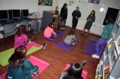Priscila Bernal, instructora de Yoga Integral, di&oacute; incio al taller junto a  la Tte Victoria Contreras, y a Orietta Rodr&iacute;guez, 