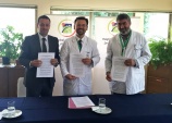 El defensor regional metropolitano norte Carlos Mora y el director del Hospital de Putaendo Dr. Jaime Retamal tras firmar convenio de colaboraci&oacute;n