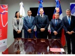 El Defensor Nacional, Andr&eacute;s Mahnke (derecha) y el embajador Guti&eacute;rrez (a su lado), junto a las autoridades dominicanas.