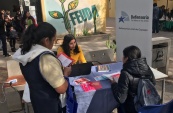 La asistente social, Yesenia Cort&eacute;s le explica a una alumna de la Universidad de Atacama cual es su rol en la Defensor&iacute;a. 