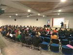 M&aacute;s de 140 personas asistieron a la charla. En la imagen, la exposici&oacute;n del defensor p&uacute;blico juvenil Francisco Barahona.