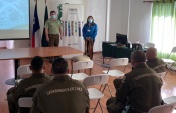 La jefa de estudios, Violeta Villalobos junto al capitan, C&eacute;sar Darrigrande dan la bienvenida a los asistentes a la charla informativa.