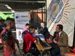 El defensor regional, Ra&uacute;l Palma junto al jefe de estudios (s), Boris Hrzic atienden consultas de los internos del CCP de Vallenar.